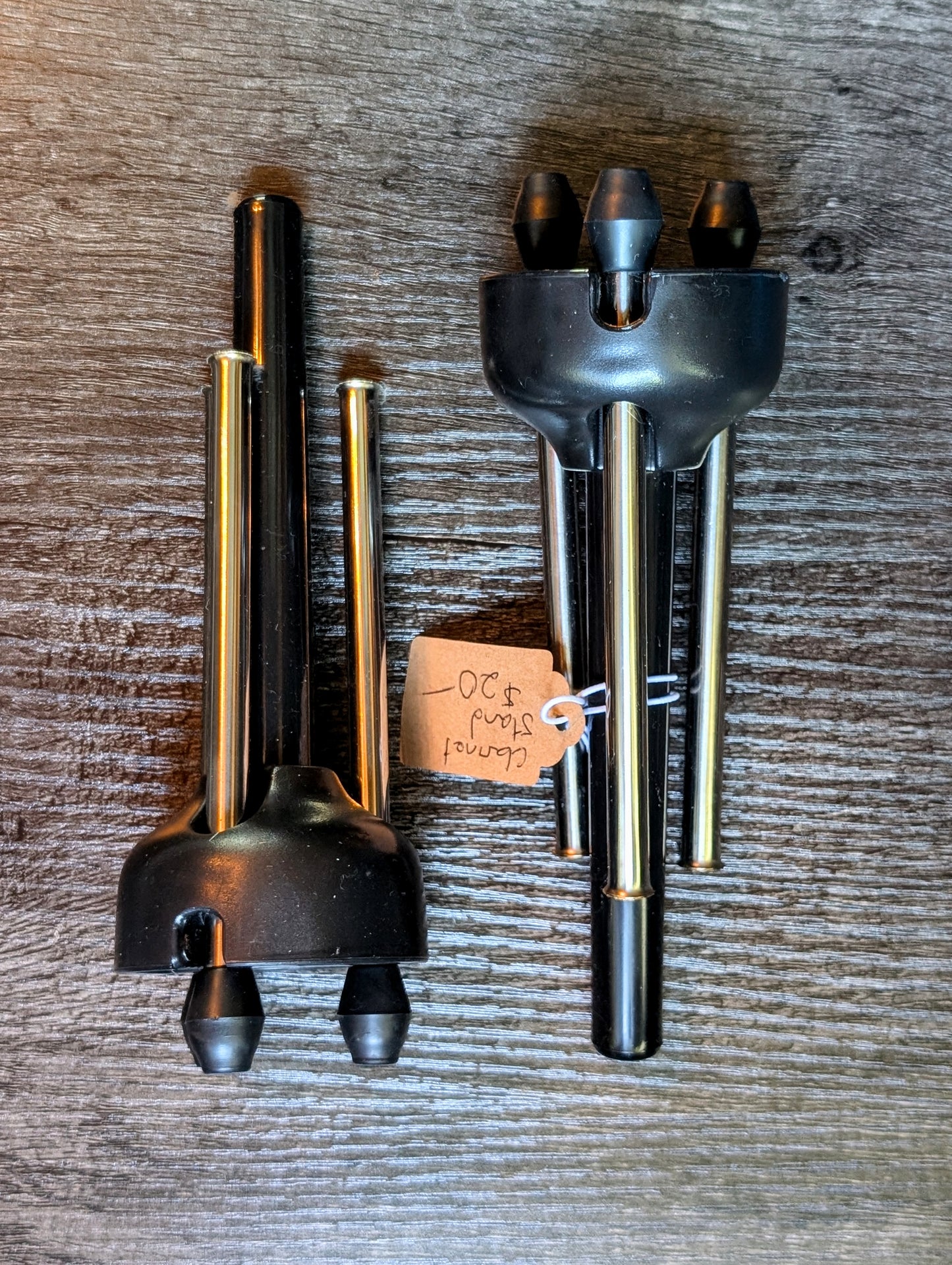 Black metal clarinet stand with padded contact points, designed for Bb and A soprano clarinets, compact base for rehearsal spaces