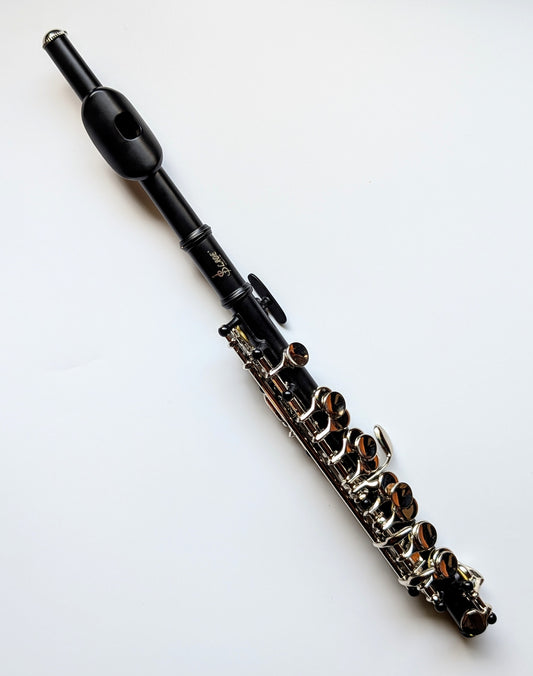 Black finished metal piccolo flute by PNW Music for student to intermediate players with precision key mechanisms