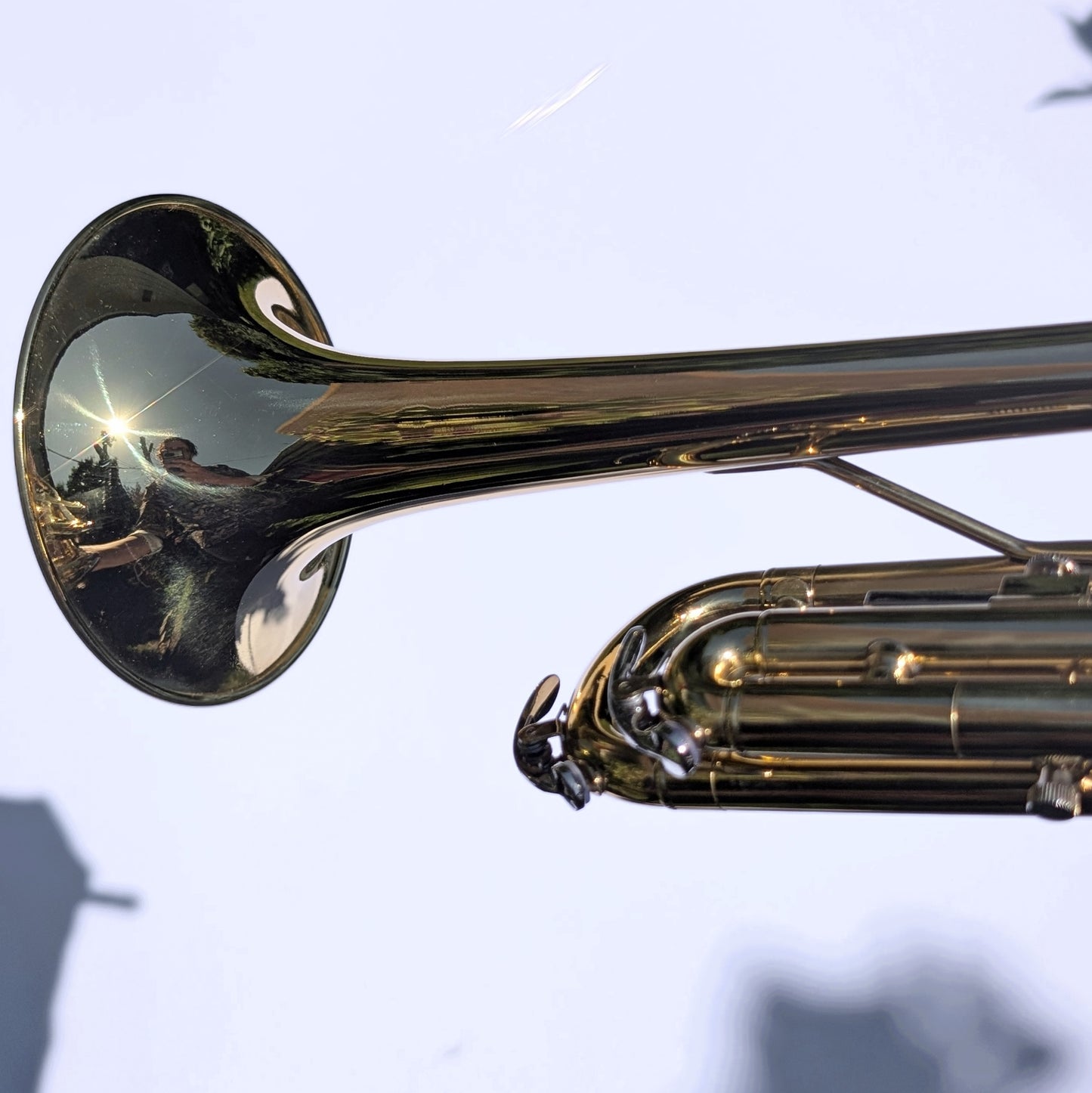 Bright brass student trumpet by PNW Music with classic brass finish and upgraded 7C mouthpiece for beginning musicians