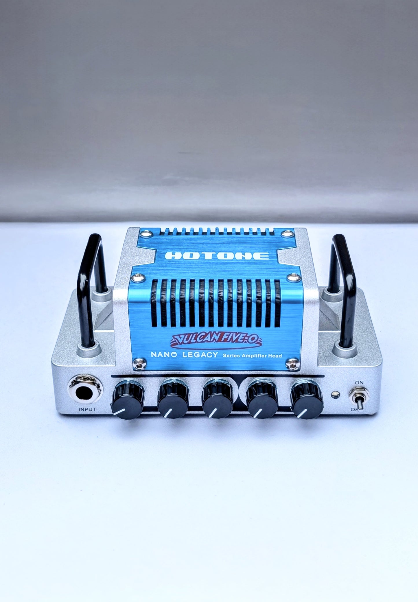 HOTONE Vulcan Hero Nano amp head with blue anodized faceplate, silver aluminum chassis, 5 control knobs for portable guitar amplification